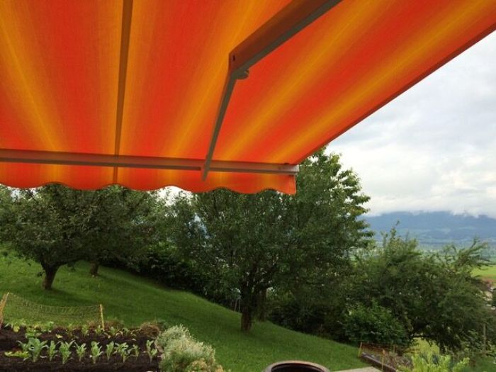 Beispiel für die Montage von Sonnenstoren