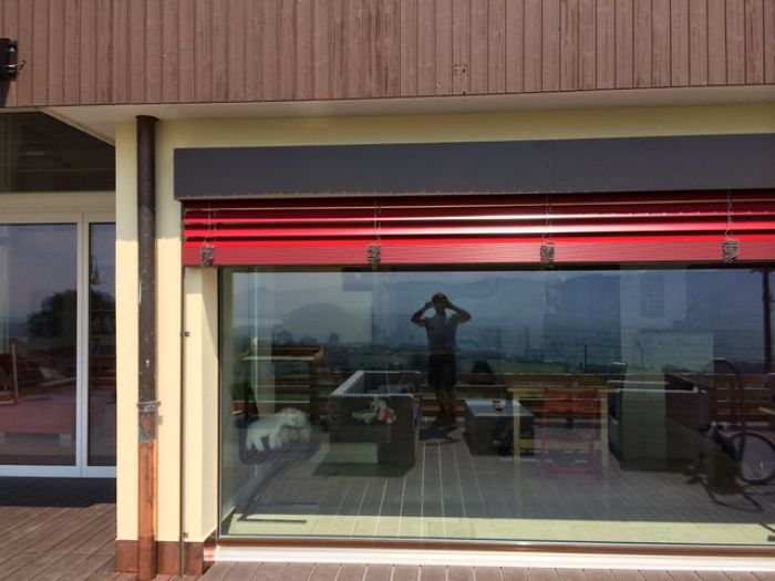 Beispiel für eine Lamellenstore im Aussenbereich
