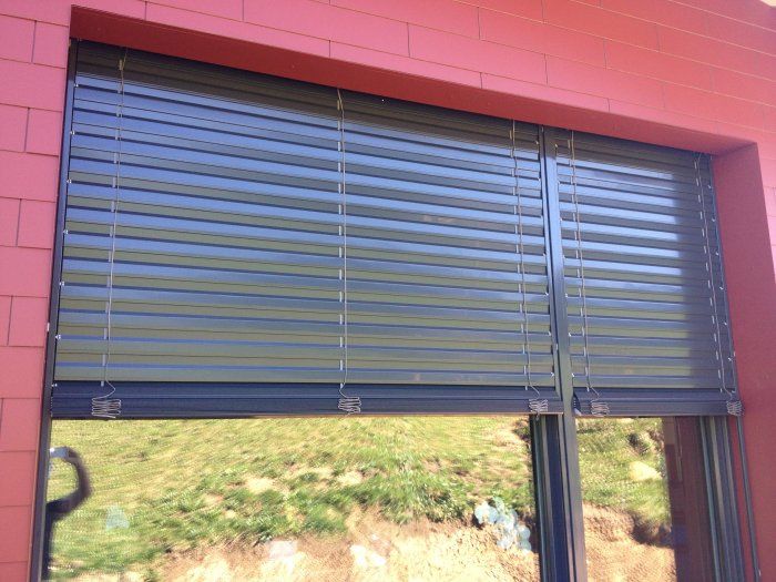Beispiel für eine Lamellenstore im Aussenbereich